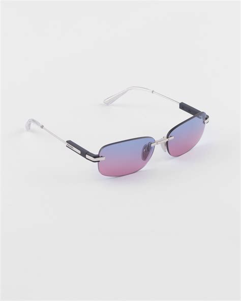 sonnenbrille mit ikonischer plakette aus metall